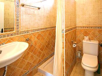 Bad mit Dusche und WC Bad mit Dusche und WC