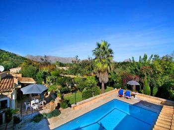 Ferienhaus mit Pool und Garten Ferienhaus mit Pool und Garten
