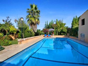 Pool mit Sonnenterrasse Pool mit Sonnenterrasse