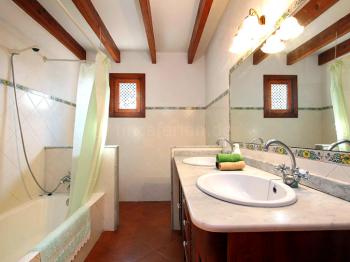 Badezimmer mit Wanne Badezimmer mit Wanne