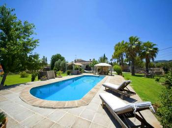 Finca mit Pool und Garten