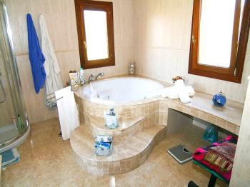 Badezimmer mit Jacuzzi
