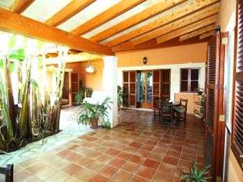 Große überdachte Terrasse