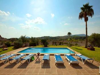 Pool und Sonnenterrasse