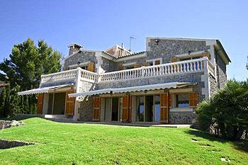 Villa mit gepflegtem Garten Villa mit gepflegtem Garten