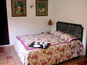 Schlafzimmer mit Doppelbett