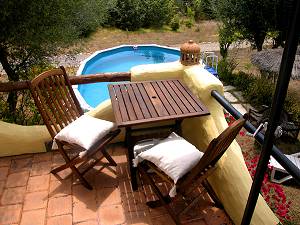 Blick von der Terrasse zum Pool