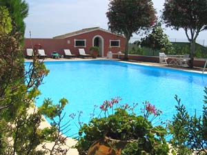 Gro&szlig;er Pool an der Finca auf Menorca