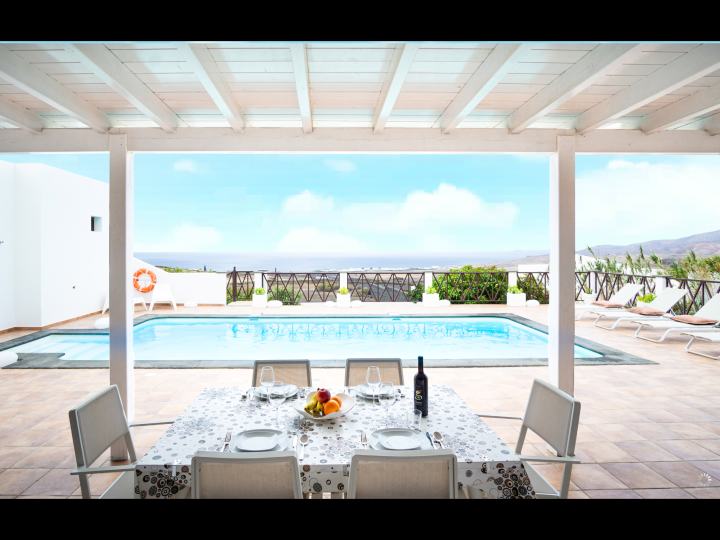 Ferienhaus mit Pool und Meerblick — Ferienhaus