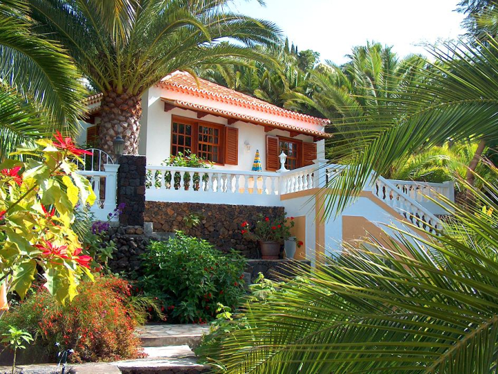 Gemütliche Ferienhäuser an der Westküste in tropischem Garten — Ferienhaus