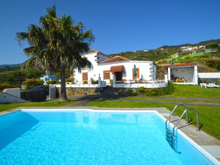 Pool und Meerblick — Ferienhaus