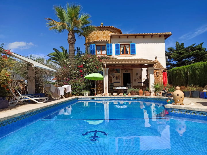 Strandnahes Ferienhaus mit Pool  — Ferienhaus
