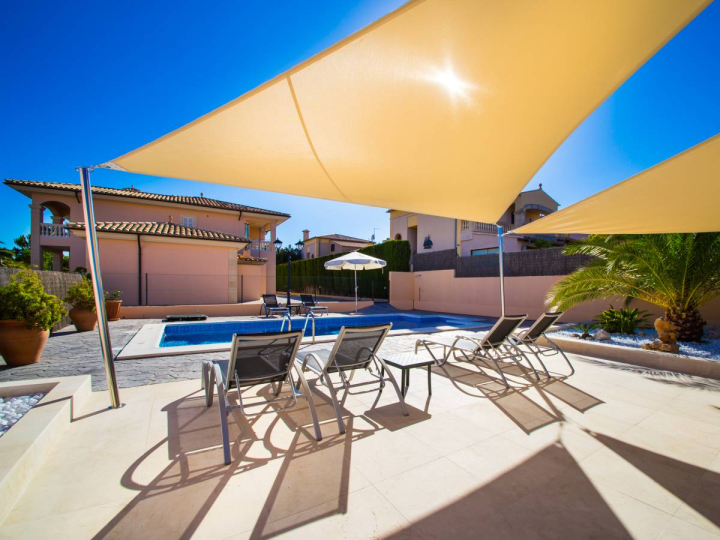strandnah, eingezäunter Pool — Ferienhaus