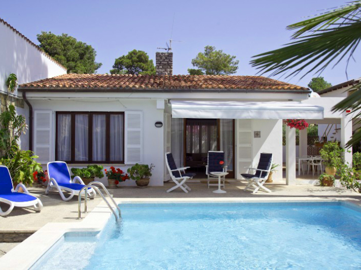 strandnah, Pool, Klima — Ferienhaus