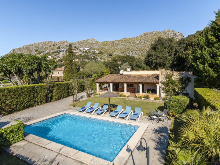 Ferienhaus mit Pool, Garten und Klimaanlage — Ferienhaus