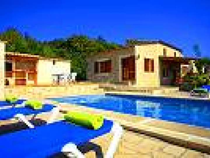 Ferienhaus mit Pool und Grillecke — Ferienhaus