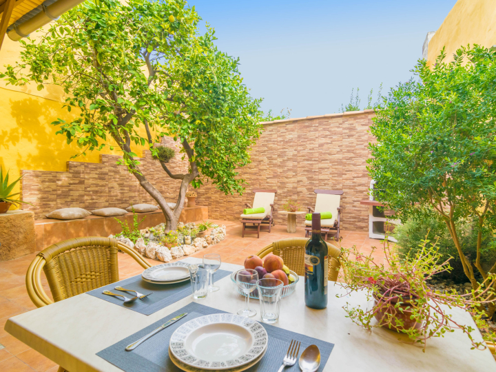 großer Innenhof - ideal zum Relaxen — Ferienwohnung