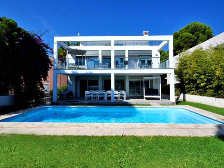 eingezäunter Pool, Internet, Klimaanlage  — Ferienhaus