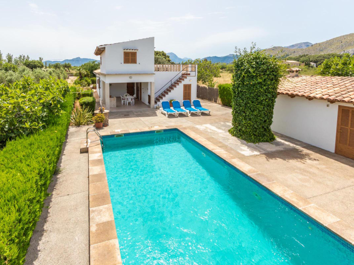 Kleines Ferienhaus mit Garten und Pool — Ferienhaus