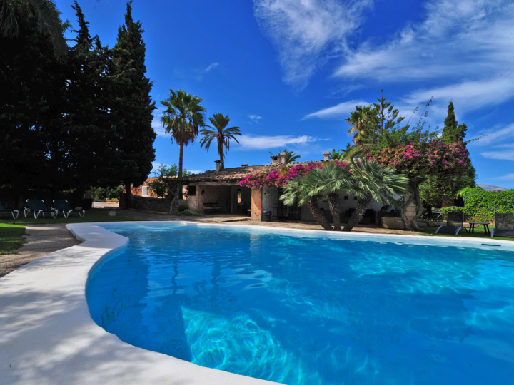 Landhotel mit Pool und Klimaanlage — Hotel