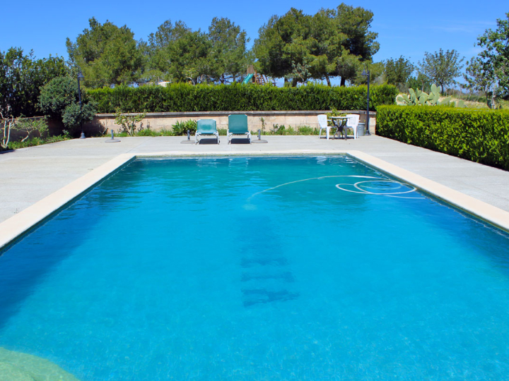 Ferienhaus mit Pool — Hotel
