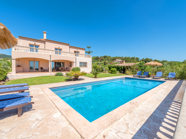 Pool, Klimaanlage, Garten — Ferienhaus