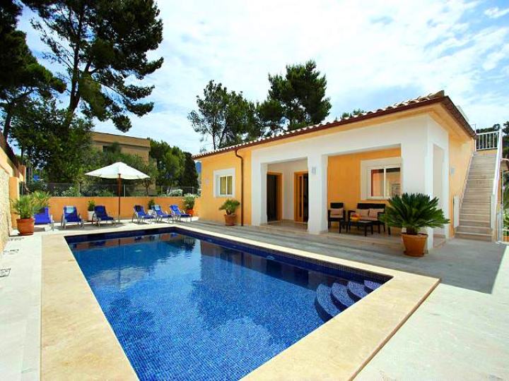 Strandnahe Villa mit Pool — Villa