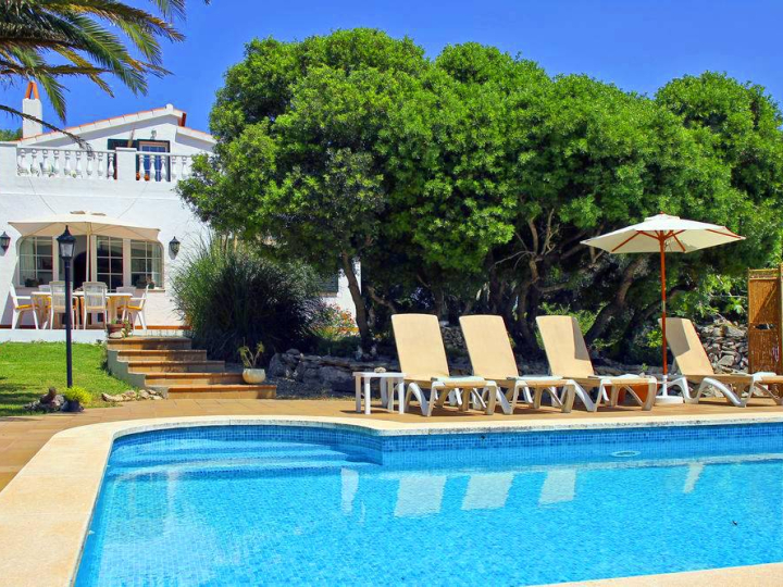 Ferienhaus mit Pool und Garten — Ferienhaus
