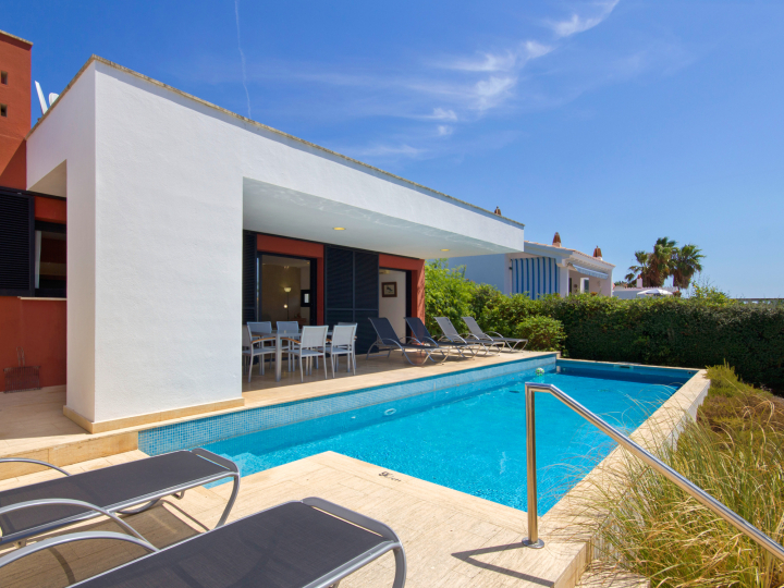 Modernes Ferienhaus mit Pool und Klimaanlage in Binibequer — Ferienhaus