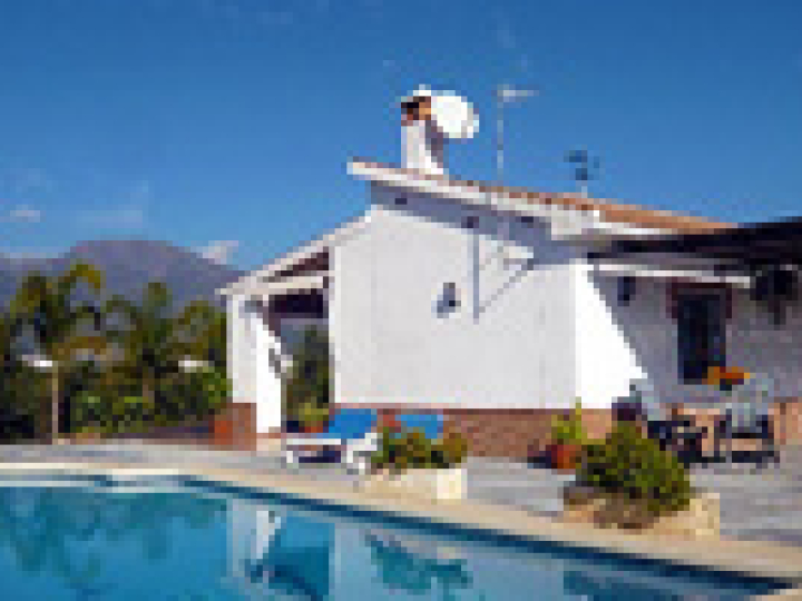 Kleines Ferienhaus mit Pool und Internet — Ferienhaus