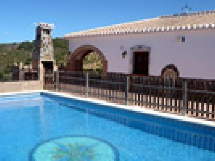 umzäunter Pool, Internet, Heizung   — Ferienhaus