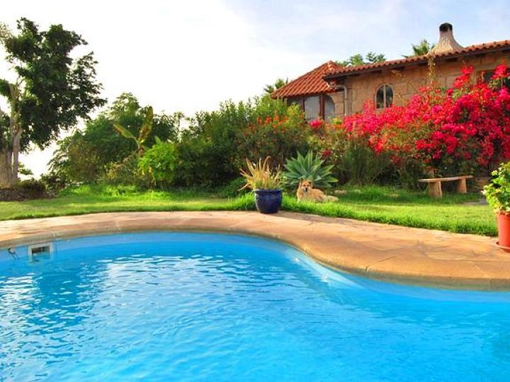 Ferienwohnung mit Pool und Garten — Ferienwohnung