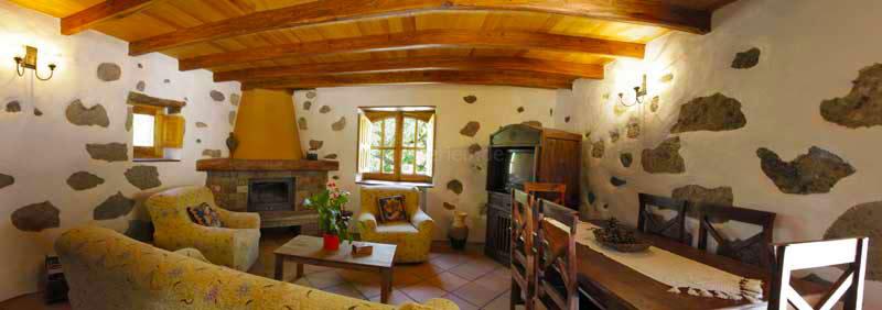 Wohnzimmer mit Kamin und Esstisch