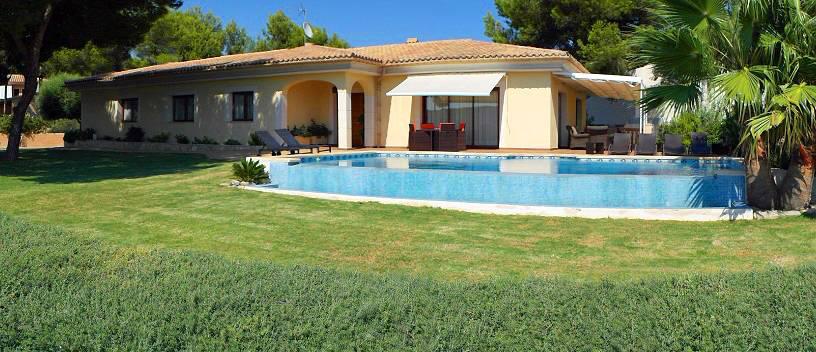 Strandnahes Ferienhaus mit Pool am Meer
