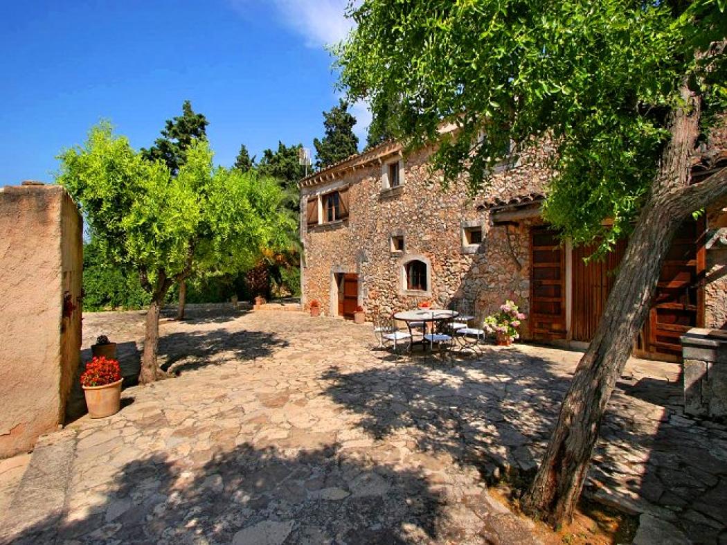 Mallorca, Finca mit Pool und Zentralheizung in ruhiger Lage bei Buger
