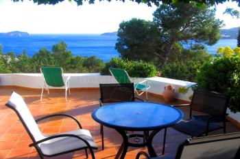 Möblierte Terrasse mit Meerblick