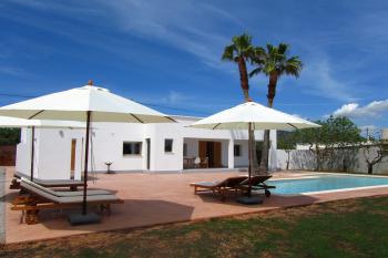 Ferienhaus mit Pool und Klimaanlage 