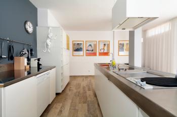 Moderne Küche mit Geschirrspüler