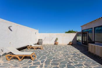 Geschützte Terrasse mit Sonnenliegen