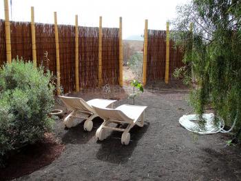 Geschützter Garten mit Sonnenliegen