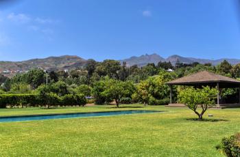 Pool, Garten und Pavillon