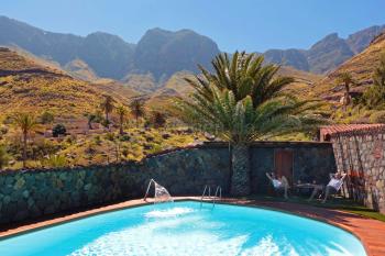 Beheizter Pool und Sonnenterrasse Beheizter Pool und Sonnenterrasse