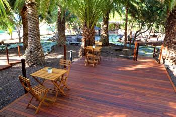 Frühstücksterrasse im Garten Frühstücksterrasse im Garten