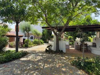 Garten mit BBQ und überdachten Bereich