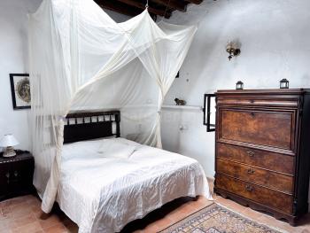 Schlafzimmer mit Doppelbett