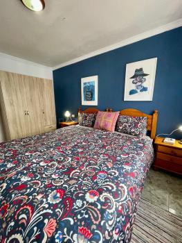 Schlafzimmer mit Doppelbett