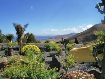 Garten in Hanglage mit tollem Meerblick