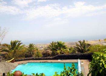 Pool mit Meerblick auf der Finca