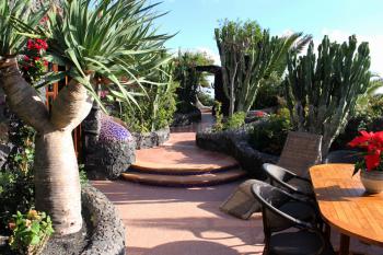 Terrasse im Eingangsbereich mit Laubengang