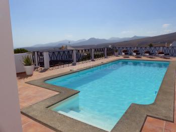 Pool mit Sonnenterrasse und Chill-Out-Ecke